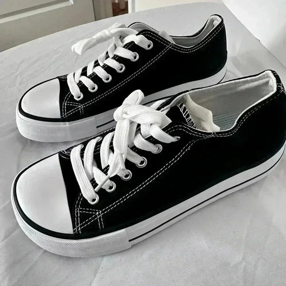 New Slow Man’s women’s fashion shoes Black & White. - Picture 2 of 7